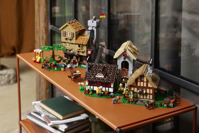 LEGO Icons Medieval Town Square (10332) (17)