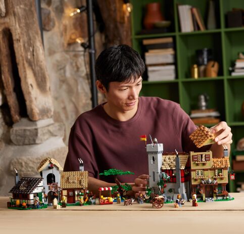 LEGO Icons Medieval Town Square (10332) (9)