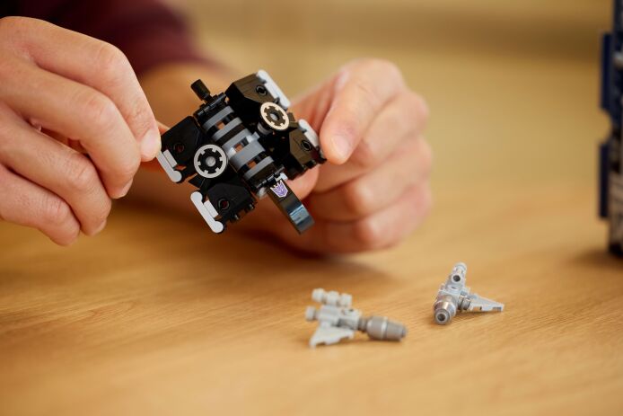 LEGO Icons Transformers Soundwave (10358) (9)