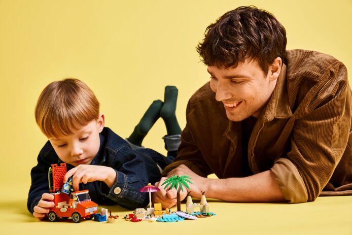 LEGO Bluey's Beach & Family Car Trip (11202) (9)