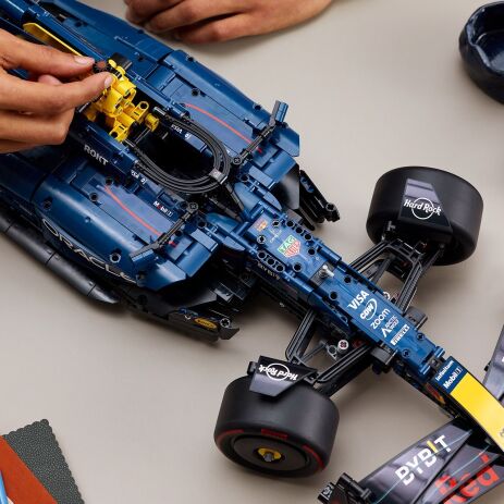 LEGO Technic Oracle Red Bull Racing RB20 F1 Car (42206) (2)