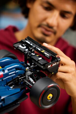 LEGO Technic Oracle Red Bull Racing RB20 F1 Car (42206) (7)
