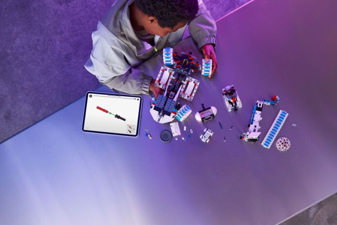 LEGO Technic Lunar Outpost Moon Rover Space Vehicle (42211) (3)