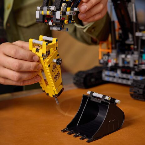 LEGO Technic Volvo EC500 Hybrid Excavator (42215) (5)