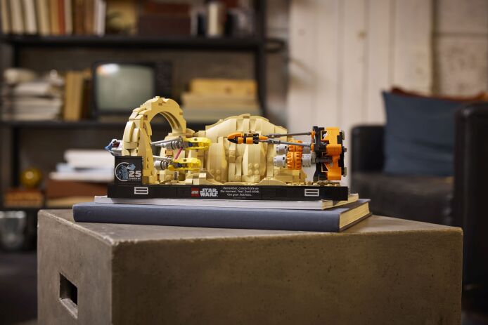 LEGO Star Wars Mos Espa Podrace Diorama (75380) (10)