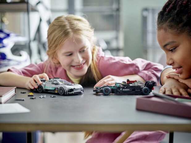 LEGO Speed Champions Mercedes AMG F1 W12 & AMG Project One (76909) (7)