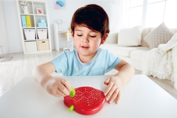 Hape Μαγνητικό Πάνελ–Μήλο με Μαγνητικό Στυλό και Μπίλιες (E1712A) (3)