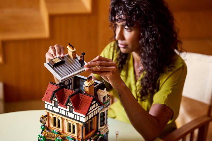 LEGO® Icons Tudor Corner (10350) (11)