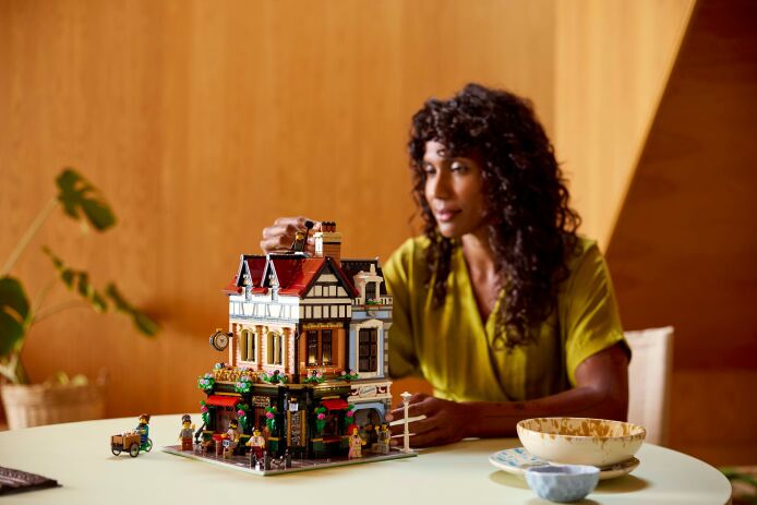 LEGO® Icons Tudor Corner (10350) (12)