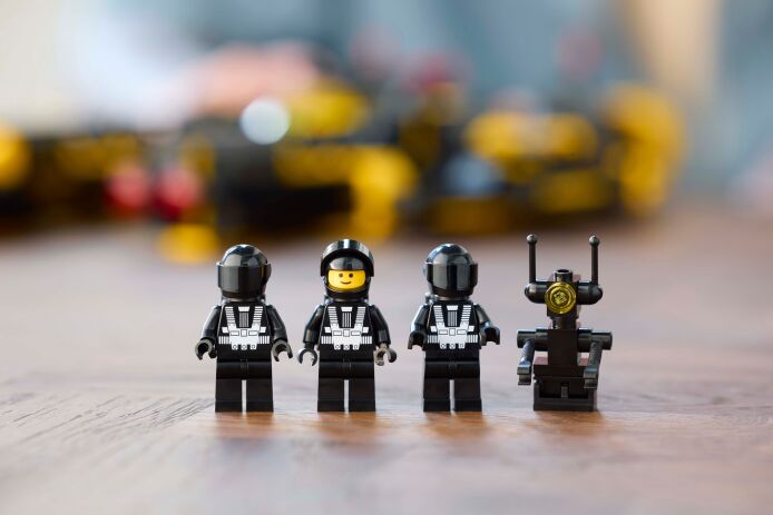 LEGO® Icons Blacktron Renegade (10355) (10)