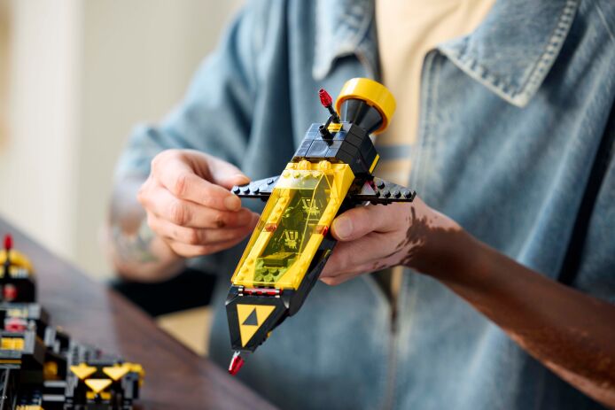 LEGO® Icons Blacktron Renegade (10355) (11)