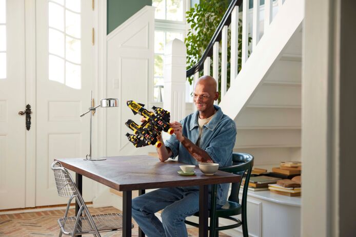 LEGO® Icons Blacktron Renegade (10355) (5)