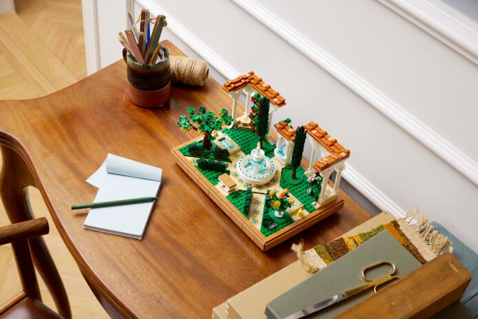 LEGO Icons Fountain Garden (10359) (7)