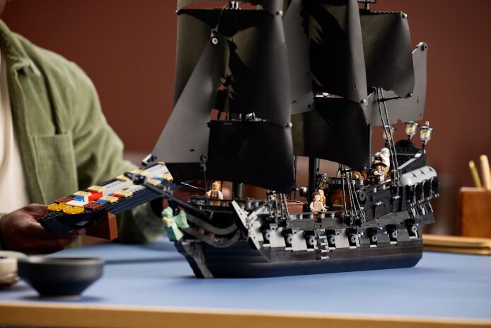 LEGO® Icons Captain Sparrow's Pirate Ship (10365) (12)