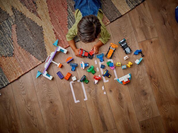 LEGO® Duplo F1 Team Race Cars & Drivers (10445) (5)