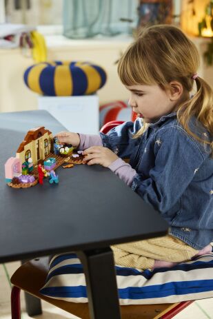 LEGO® Bluey School With Rusty And Bluey (11221) (6)