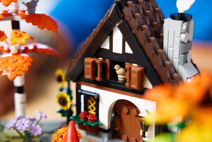 LEGO Icons Autumn Cottage Garden (11372) (10)