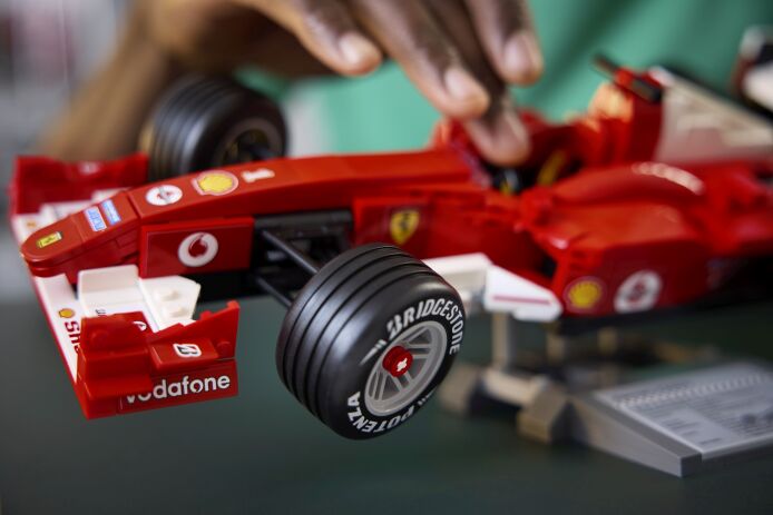 LEGO Icons Ferrari F2004 & Michael Schumacher (11375) (9)