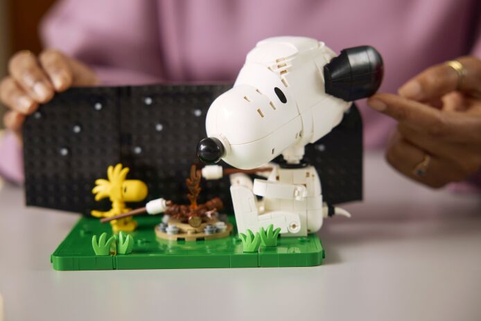 LEGO® Ideas Peanuts: Snoopy's Doghouse (21368) (8)