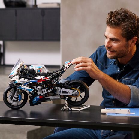 LEGO Technic BMW M 1000 RR (42130) (4)