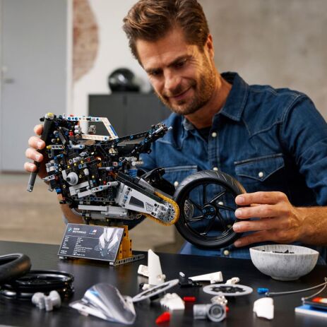 LEGO Technic BMW M 1000 RR (42130) (5)