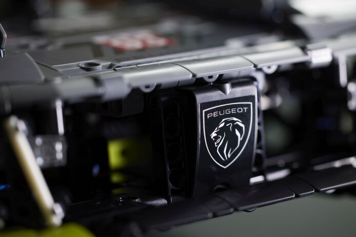 LEGO Technic Peugeot 9X8 24H Le Mans Hybrid Hypercar (42156) (5)