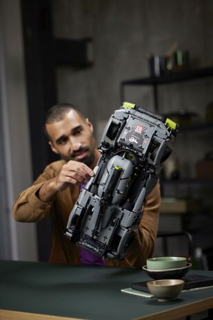 LEGO Technic Peugeot 9X8 24H Le Mans Hybrid Hypercar (42156) (7)