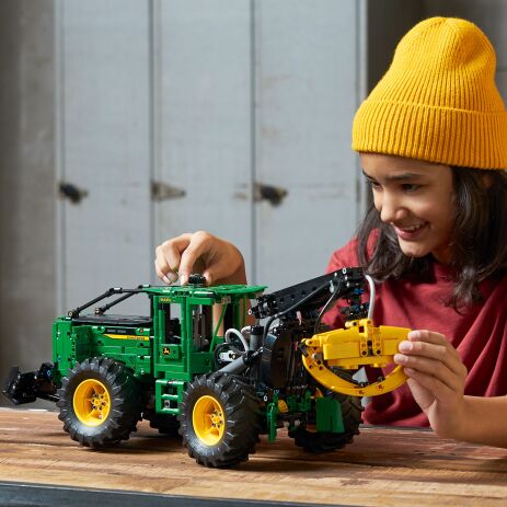 LEGO Technic John Deere 948L-II Skidder (42157) (6)