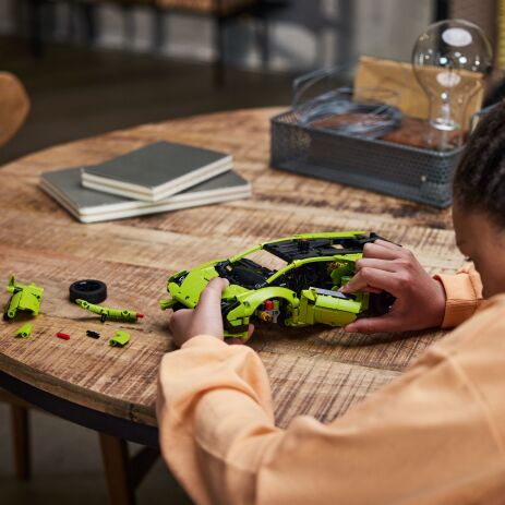 LEGO Technic Lamborghini Huracan Tecnica (42161) (6)