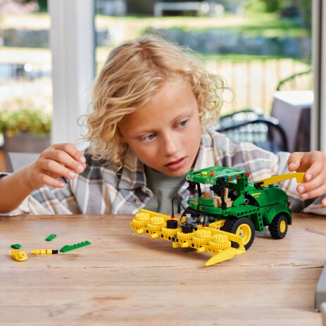 LEGO® Technic John Deere 9700 Forage Harvester (42168) (5)