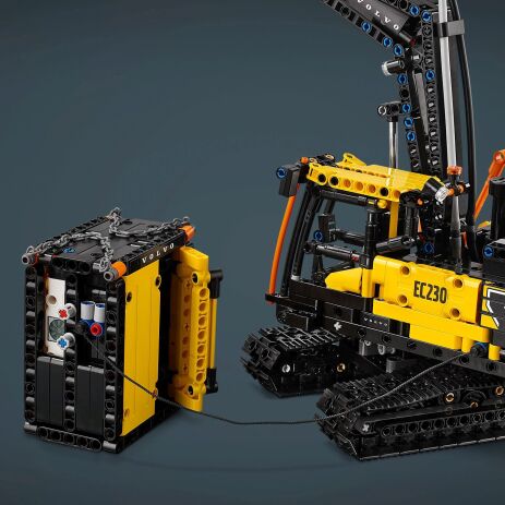 LEGO Technic Volvo FMX Truck & EC230 Electric Excavator (42175) (2)