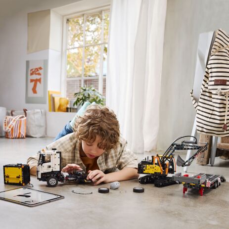 LEGO Technic Volvo FMX Truck & EC230 Electric Excavator (42175) (5)