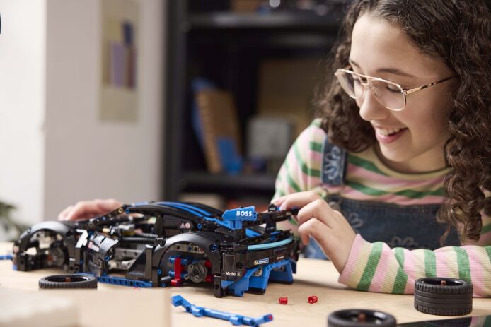 LEGO Technic Porsche GT4 E-Performance Race Car (42176) (5)