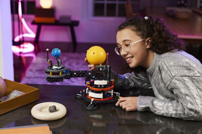 LEGO Technic Planet Earth And Moon In Orbit (42179) (5)