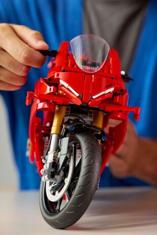 LEGO Technic Ducati Panigale V4 S Motorcycle (42202) (8)