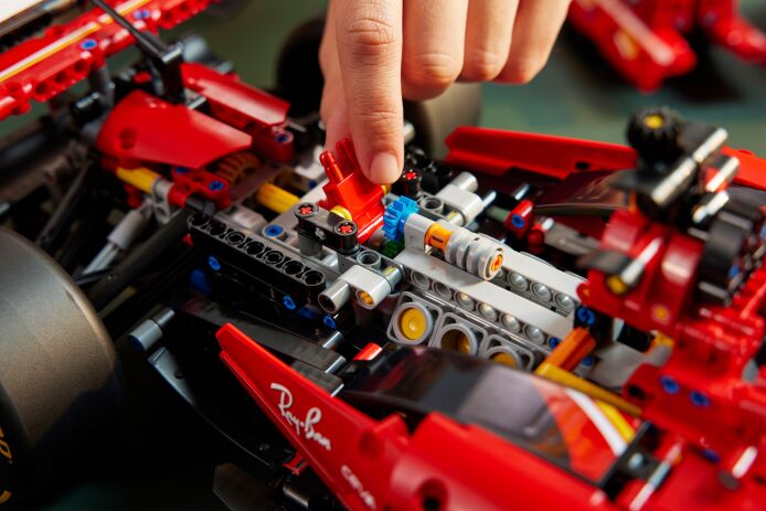 LEGO Technic Ferrari SF-24 F1 Car (42207) (9)