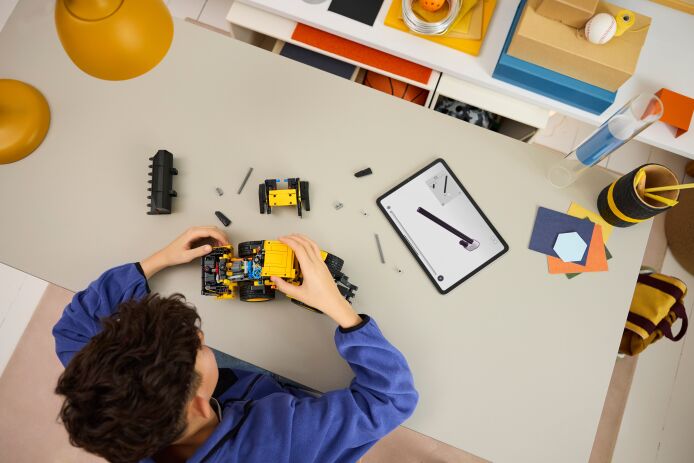 LEGO Technic Volvo L120 Electric Wheel Loader (42209) (5)