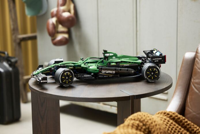 LEGO® Technic Aston Martin Aramco AMR25 F1 Car (42240) (13)