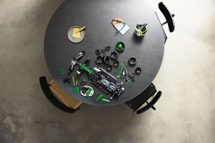 LEGO® Technic Aston Martin Aramco AMR25 F1 Car (42240) (5)