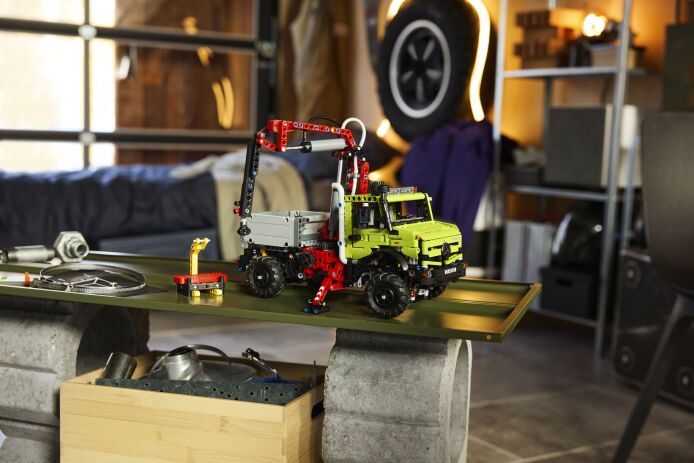 LEGO® Technic Mercedes-Benz Unimog U 5023 With Crane (42242) (8)