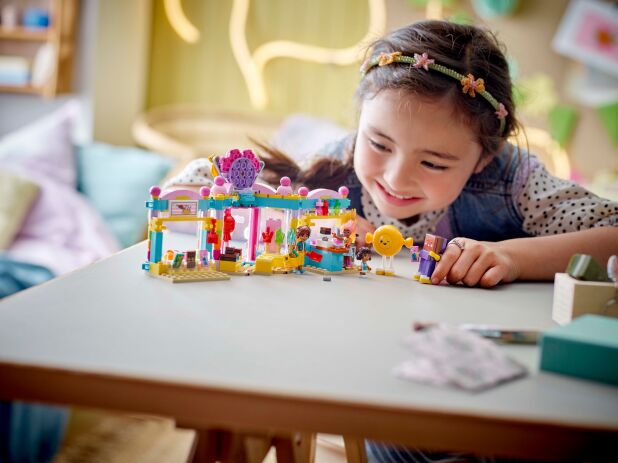 LEGO Friends Heartlake City Candy Store (42649) (9)