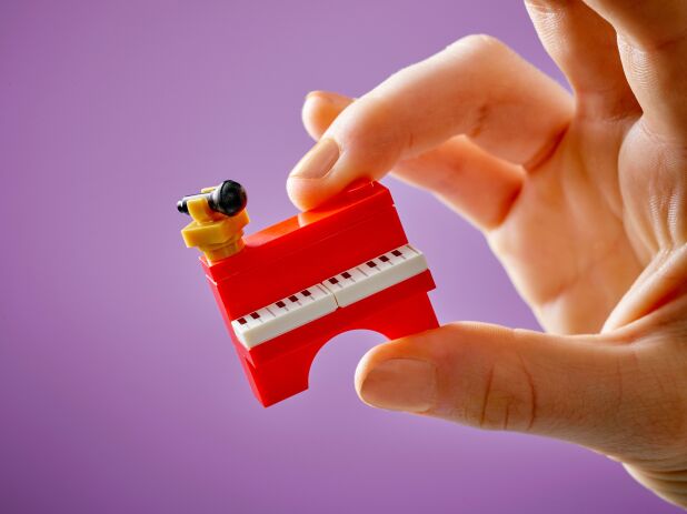 LEGO Friends Music Store & Apartment (42653) (5)