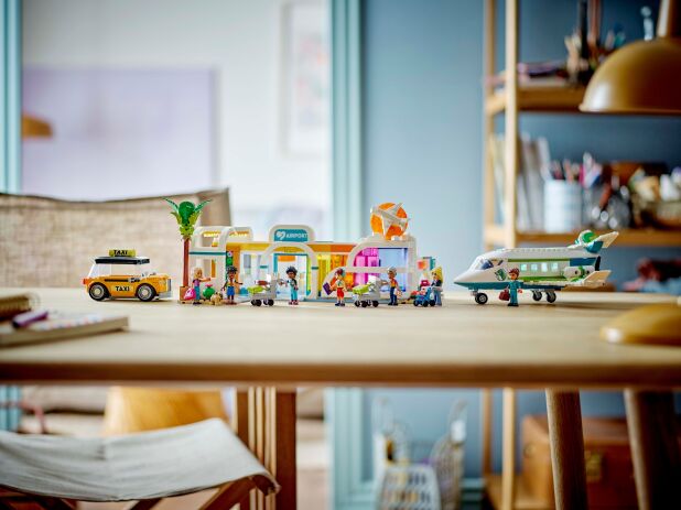 LEGO Friends Heartlake City Airport & Airplane (42656) (11)