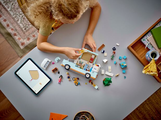 LEGO Friends Friendship Camper Van Adventure (42663) (8)