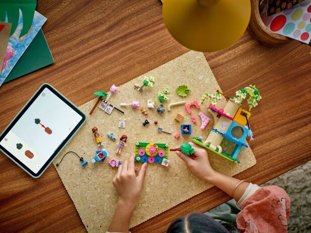 LEGO Friends Cat Birthday Party & Tree House (42666) (8)