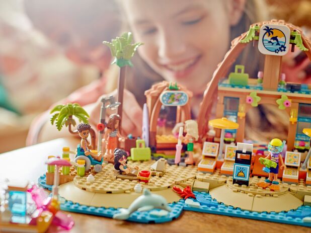 LEGO Friends Family Vacation Beach Resort (42673) (12)