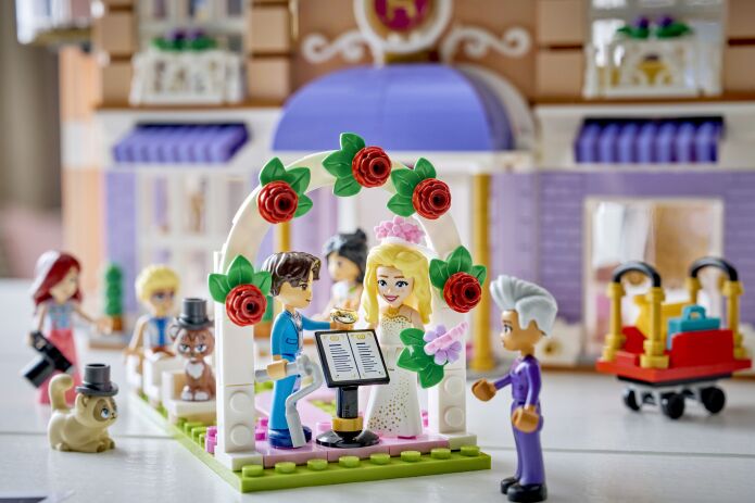 LEGO® Friends Heartlake City Grand Hotel (42704) (8)