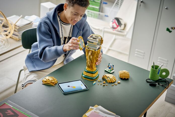 LEGO Editions Sets FIFA World Cup Official Trophy (43020) (5)