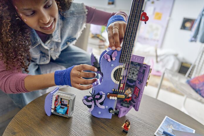 LEGO® Editions Olivia Rodrigo's Dual Guitar (43031) (7)