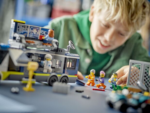 LEGO City Police Mobile Crime Lab Truck (60418) (9)